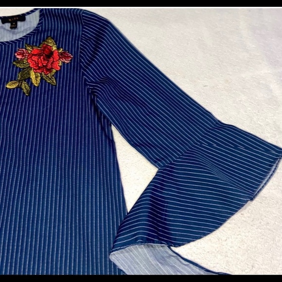 🌹Embroidered Red Roses Blouse🌹 - Picture 2 of 3